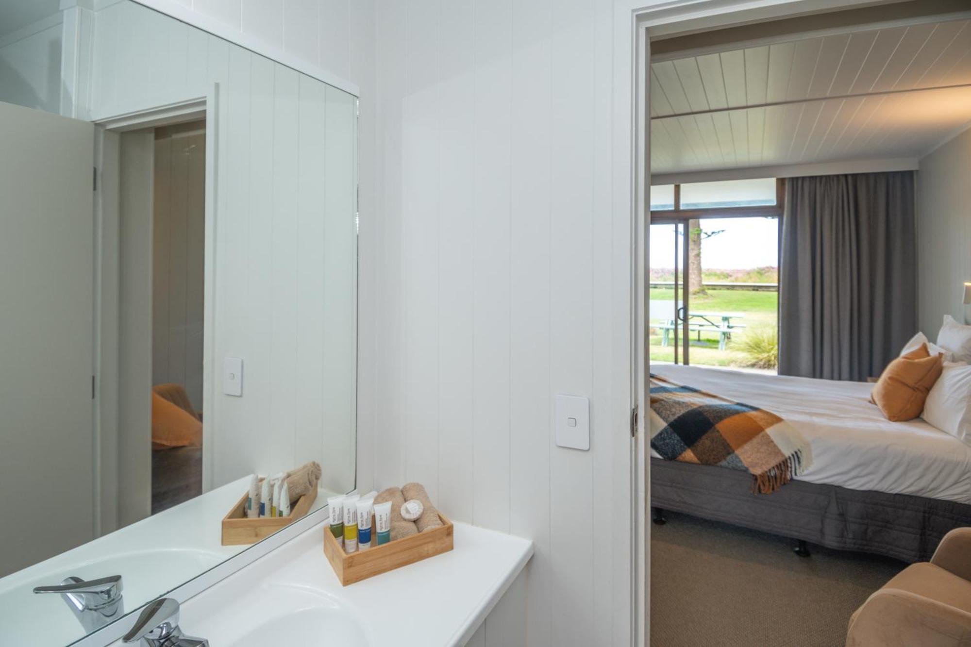 Whispering Sands Beachfront Motel Gisborne Exteriör bild
