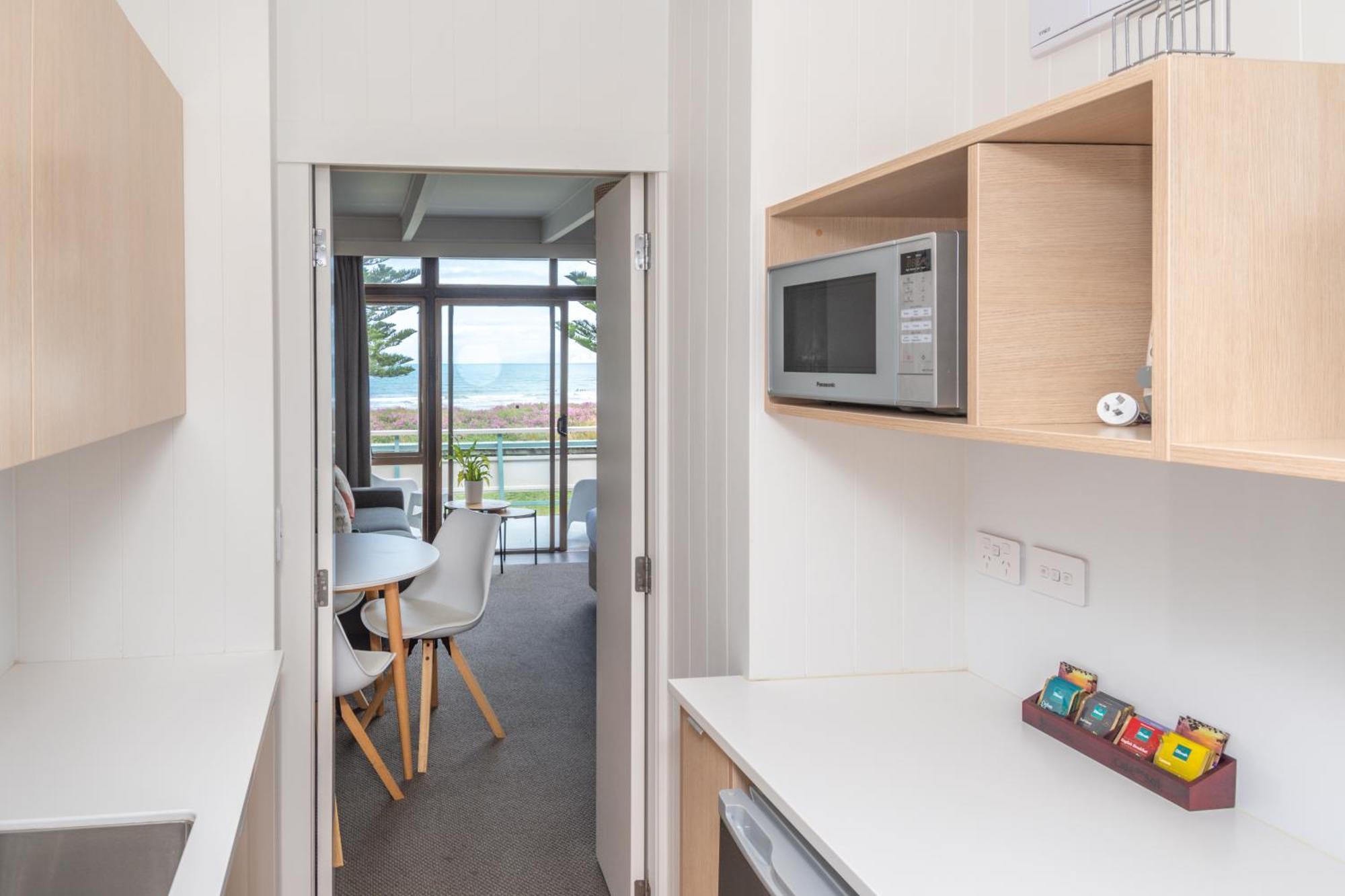 Whispering Sands Beachfront Motel Gisborne Exteriör bild