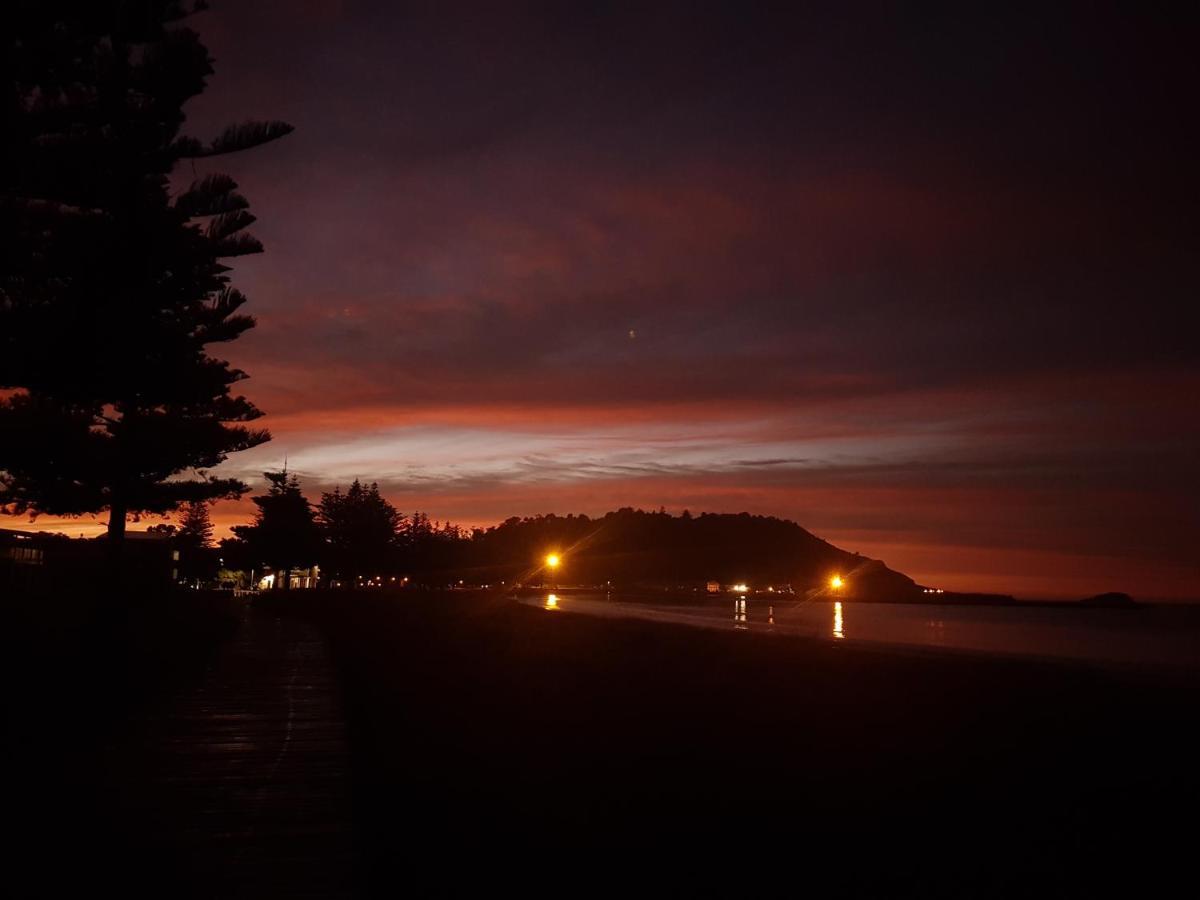 Whispering Sands Beachfront Motel Gisborne Exteriör bild
